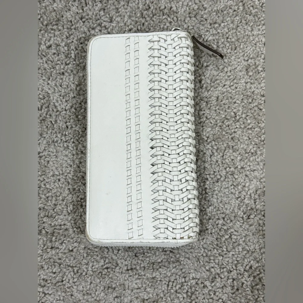 Coach Resort White Woven Leather Wallet with Metal Coach‎ Logo
